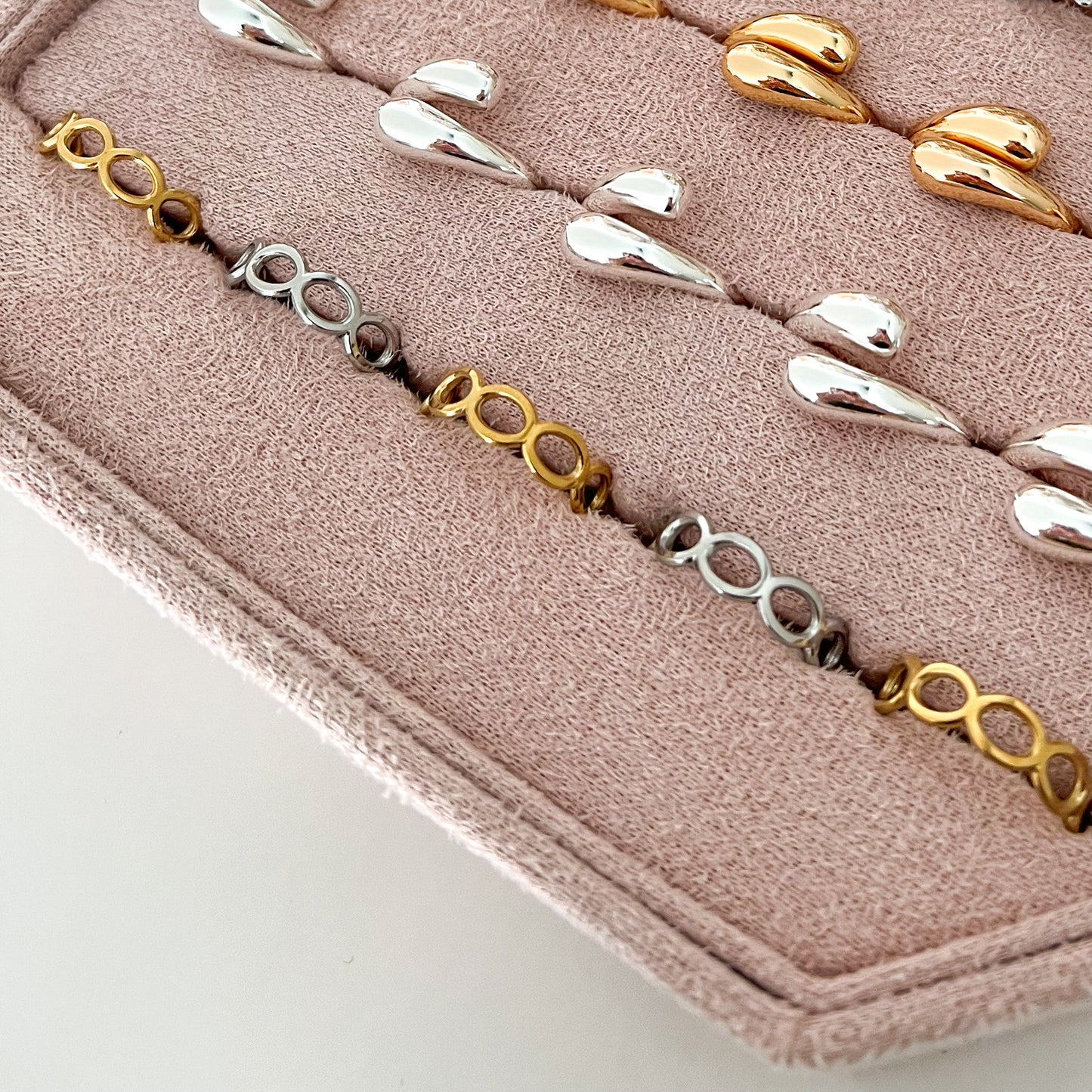 #18 connected ring - goud